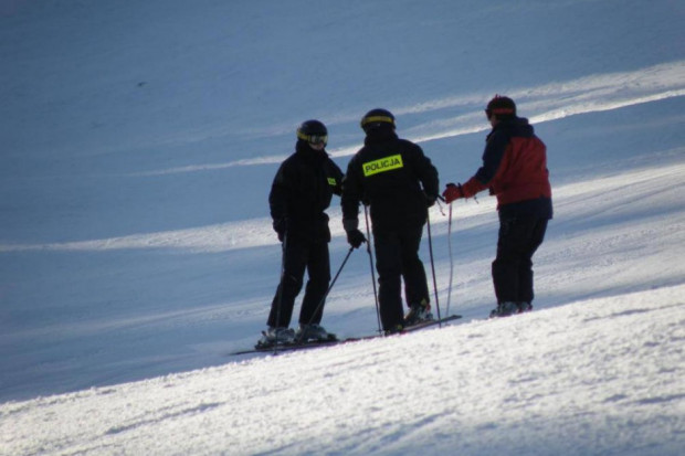 Używanie kasku jest zalecane wszystkim korzystającym ze stoków narciarskich. (Fot. malopolska.policja.gov.pl)