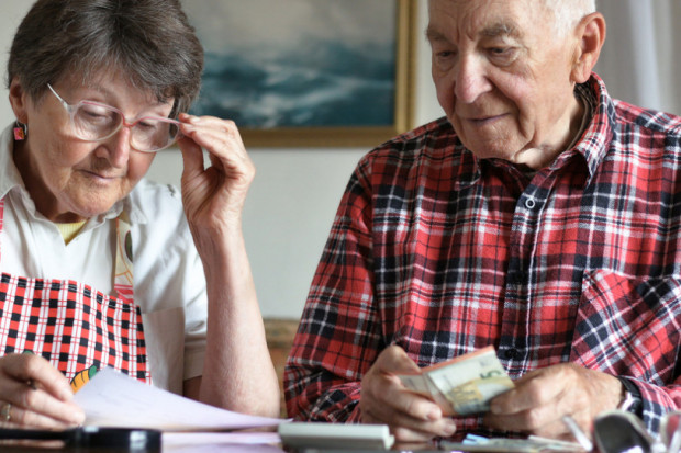 Od 1 października 2017 r. wiek emerytalny wynosi 60 lat dla kobiet i 65 lat dla mężczyzn (Fot. Shutterstock)