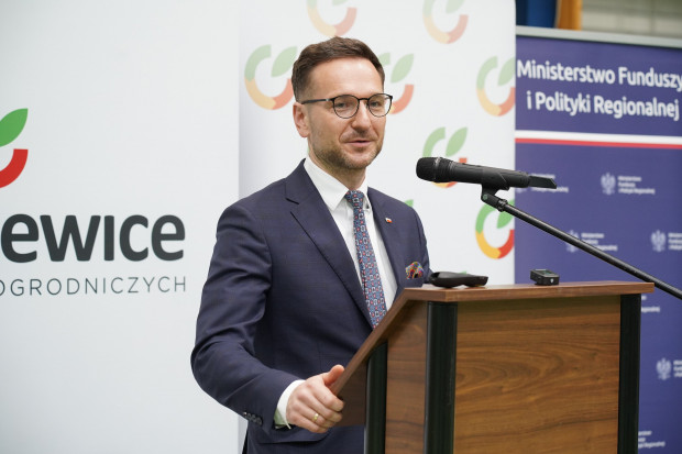 O korzyściach dla gmin i powiatów Rządowego Funduszu Polski Ład wiceminister Buda mówił na spotkaniu z władzami samorządowymi i przedsiębiorcami w Skierniewicach (fot. TT/MFiPR)