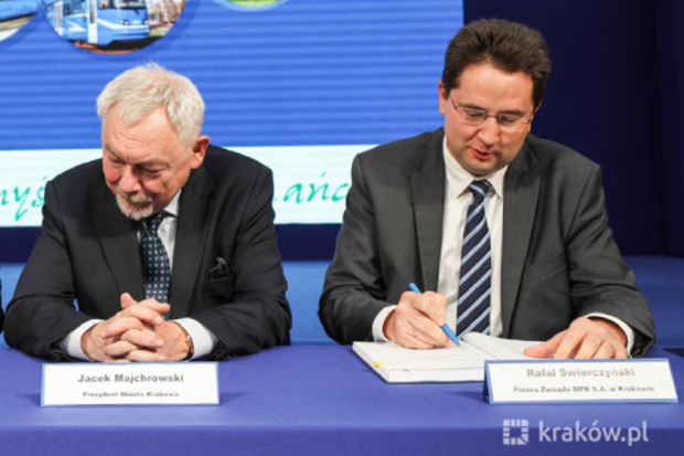 Prezydent Krakowa Jacek Majchrowski (z lewej) wciąż zarabia dużo mniej niż prezes MPK Rafał Świerczyński (Fot. krakow.pl)