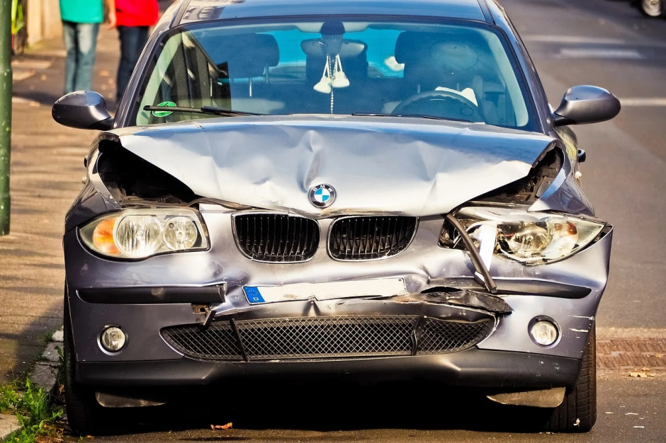 Zdaniem ŚZGiP nasila się problem z porzuconymi samochodami (fot. Pixabay)