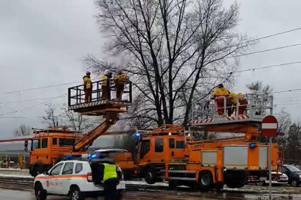 Ciężarówka zerwała tramwajową sieć trakcyjną pomiędzy zajezdnią Annopol a Żerań (fot. twitter.com/TramwajeW)
