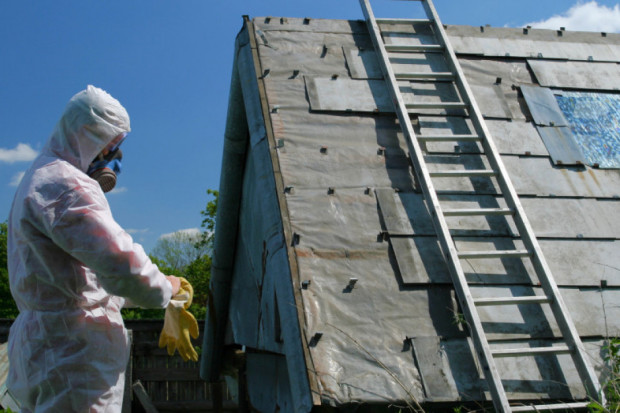 Włocławek wyłoni wykonawcę, który wykona prace związane z demontażem, zbieraniem, transportem oraz unieszkodliwianiem odpadów zawierających azbest. (fot.shutterstock)
