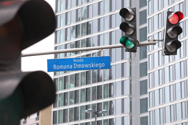 Chęć zmiany przepisów o nazewnictwie ulic zaczęła się od afery wokół zmiany nazwy Ronda Dmowskiego w Warszawie (fot. PAP/Adam Gzeli)