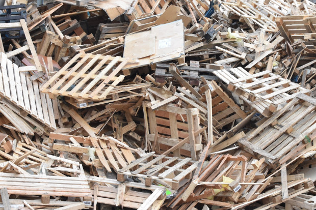 Palaty to produkt, który może powstać z drewnianych odpadów. Należy wówczas ująć to w BDO (fot. pixabay)