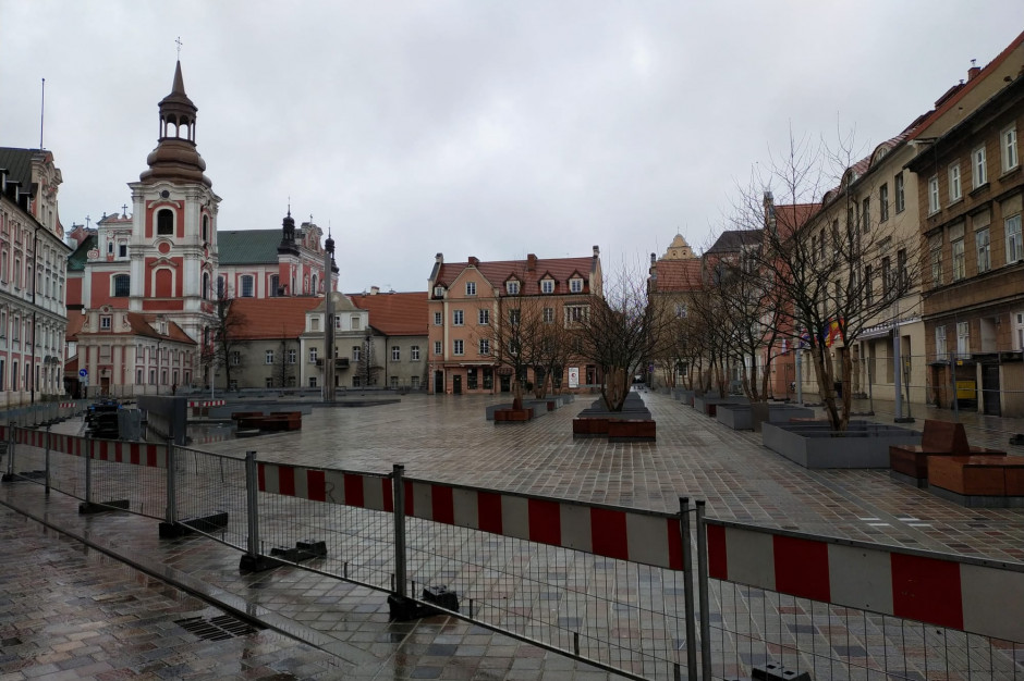 Kończy się przebudowa Placu Kolegiackiego w Poznaniu. Zdaniem Jadwigi Emilewicz to kolejny przykład betonozy (fot.JadwigaEmilewicz/FB)