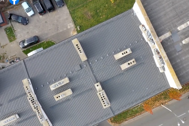 Łącznie sprawdzono dachy 84 budynków. Zamiast drabin wykorzystano drony (fot. facebook.com/ZGNWola)
