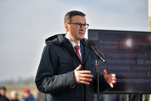 Mateusz Morawiecki podczas konferencji w Latowiczu poświęconej Rządowemu Funduszowi Rozwoju Dróg (fot. PAP/Przemysław Piątkowski)