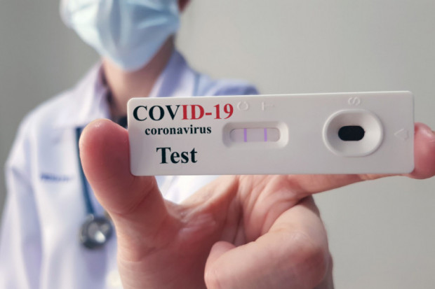 Osoby w kryzysie bezdomności mają trudności w uzyskaniu skierowania na test na COVID-19 (fot.shutterstock)