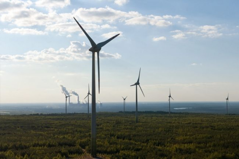 Farma wiatrowa Kamieńsk z grupy PGE. W tle elektrownia Bełchatów ( fot. mat.pras.) Farma wiatrowa Kamieńsk z grupy PGE. W tle elektrownia Bełchatów ( fot. mat.pras.)