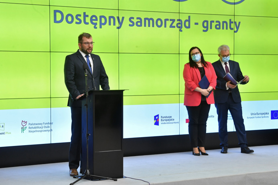 To granty dla ponad 600 samorządów, po 100 lub 250 tys. zł - powiedział minister Puda (Fot.PAP/Radek Pietruszka)