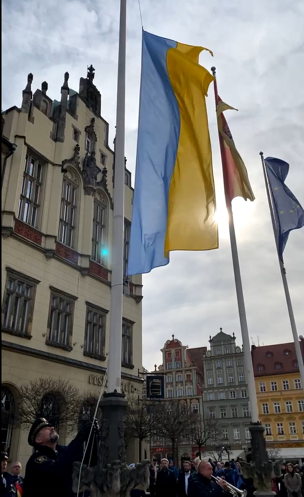 Wciągnięcie flagi ukraińskiej przed wrocławskim Ratuszem (Fot. Jacek Sutryk Facebook)