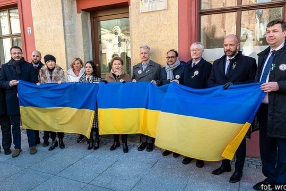 Wywieszenie ukraińskiej flagi to gest solidarności władz Wrocławia z naszym wschodnim sąsiadem (Fot. wroclaw. pl)