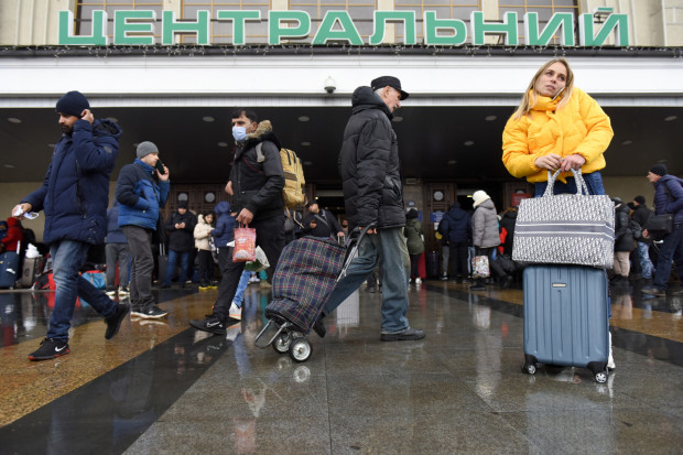 Ukraińcy od kilku godzin próbują opuścić Kijów (Fot. EPA/STRINGER/PAP/EPA)