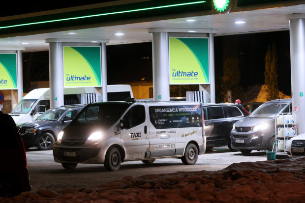 Kolejki przed jedną ze stacji paliw w centrum Zakopanego (fot. PAP/Grzegorz Momot)