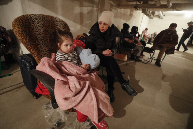 Ukraińskie rodziny przeżywają prawdziwe dramaty (fot. EPA/SERGEY DOLZHENKO/PAP/EPA.)