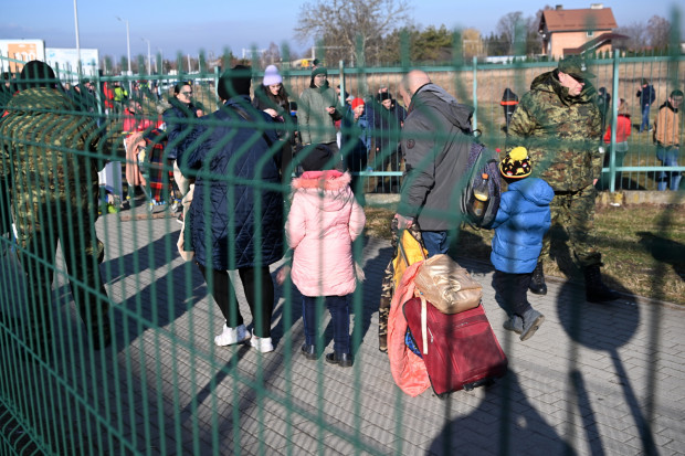 Osoby uciekające z Ukrainy przed konfliktem zbrojnym, nie muszą martwić się o formalności - zapewnia MSWiA (Fot. PAP/Darek Delmanowicz)