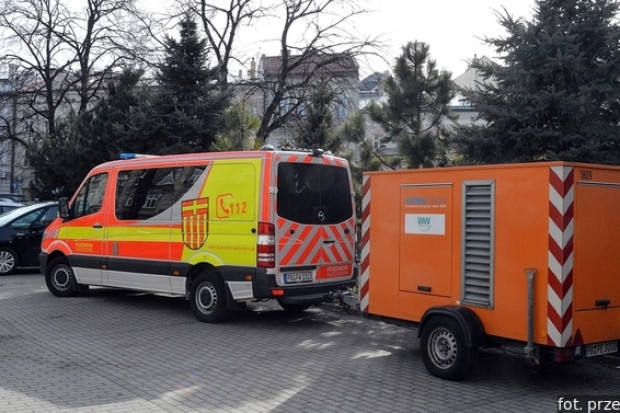 agregat prądotwórczy podczepiony do samochodu straży pożarnej z Paderborn na parkingu przy przemyskim Muzeum