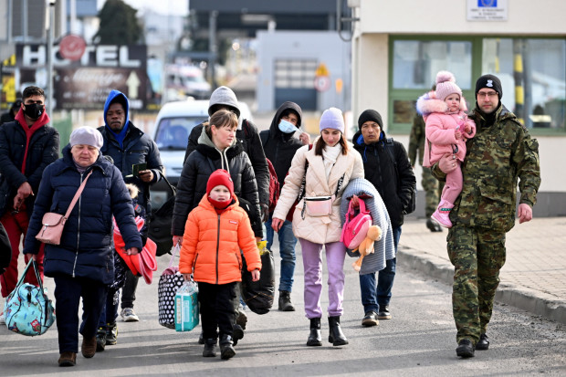 Uchodźcy z Ukrainyprzekraczają polsko-ukraińskie przejście graniczne w Medyce, fot. PAP/Darek Delmanowicz