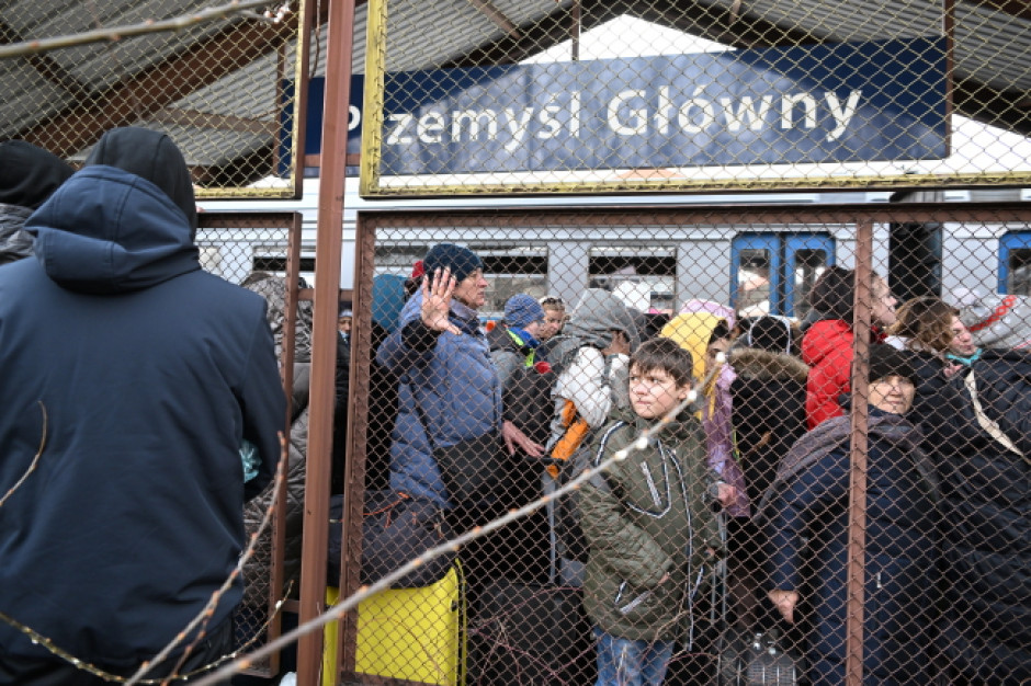 Na dworzec PKP w Przemyślu docierają tysiące imigrantów w Ukrainy. Nie wszyscy są obywatelami tego kraju (fot. PAP/Darek Delmanowicz)