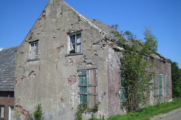 Dom, który przejęła gmina Opatów nie nadaje się do zamieszkania. Samorząd planuje go sprzedać (zdjęcie ilustracyjne, fot. Pixabay)