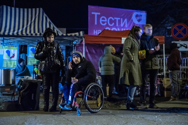 Uchodźcy na polsko-ukraińskim przejściu granicznym w Hrebennem w nocy z 5 na 6 marca (fot. PAP/Wojtek Jargiło)