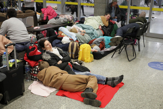 Uchodźcy z Ukrainy na dworcu Warszawa Wschodnia (fot. PAP/Paweł Supernak)