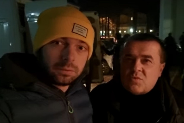 Bartosz Romowicz (z lewej) nagrywa i publikuje filmiki, przekazując krótkie informacje z granicy. Jak mówi, tak jest szybciej i skuteczniej. (fot.FB/Bartosz Romowicz)