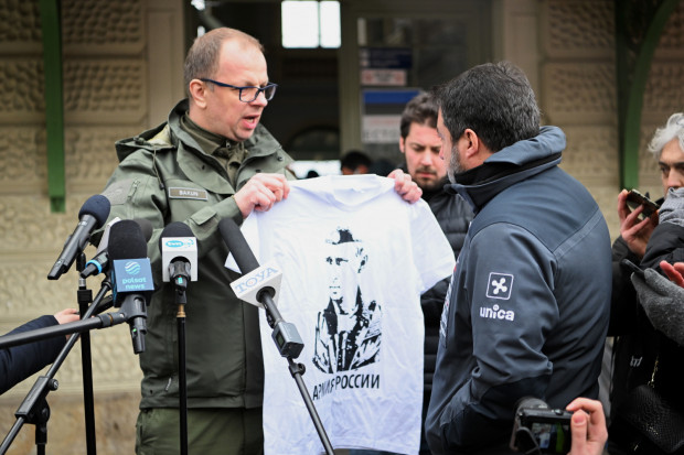 Prezydent Przemyśla próbował przekazać Matteo Salviniemu koszulkę koszulką z rysunkiem Putina i napisem "Armia Rosji" (fot. PAP/Darek Delmanowicz