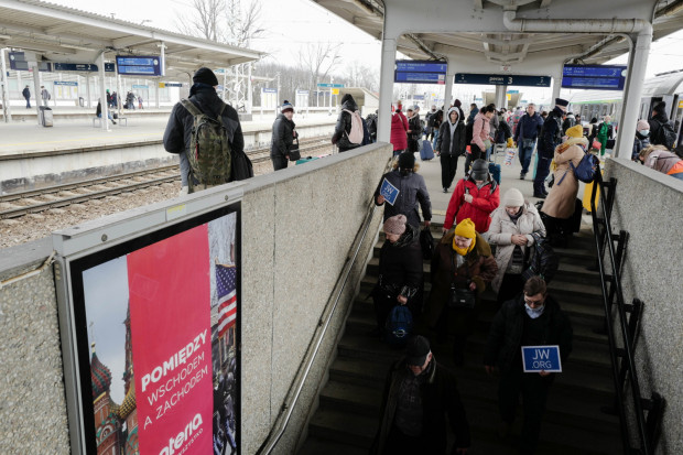 Uchodźcy z Ukrainy po opuszczeniu pociągu z Kijowa na dworcu Warszawa Wschodnia (fot. PAP/Mateusz Marek)
