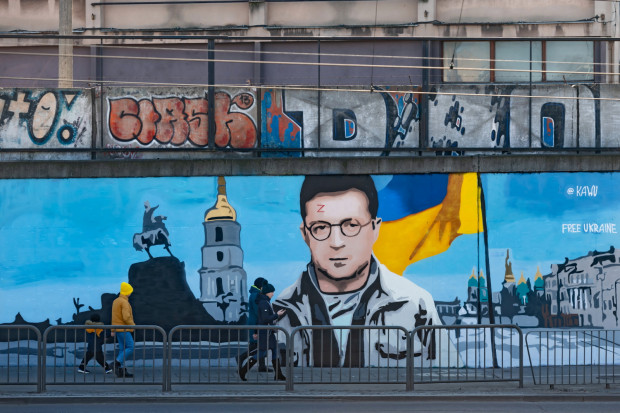 Artysta miejski KAWU stworzył na ścianie przy ul. Hetmańskiej w Poznaniu antywojenny mural przedstawiający prezydenta Ukrainy Wołodymyra Zełenskiego jako Harrego Pottera (fot. PAP/Jakub Kaczmarczyk)