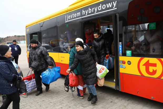 Miasta zwalniają uchodźców z konieczności kupowania biletów, ale głównie obywateli Ukrainy. (Fot. PAP/Rafał Guz)