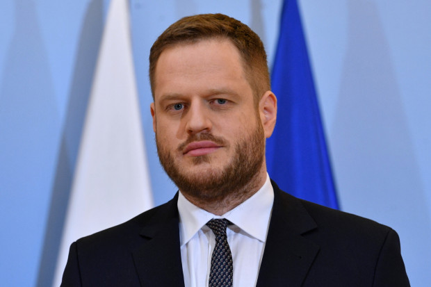 Minister Janusz Cieszyński powiedział, że z myślą o obsłudze Ukraińców rząd zamówił 2 tysiące komputerów mobilnych (Fot. PAP/Radek Pietruszka)