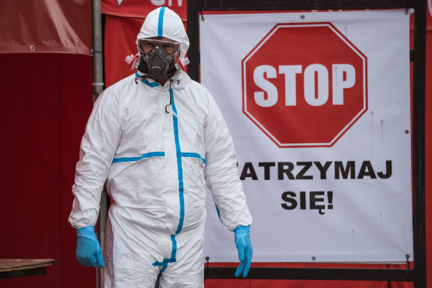 Lekceważenie pandemii doprowadzi do kolejnej, jeszcze większej fali zakażeń (fot. shutterstock)