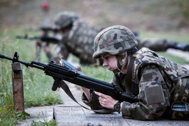 Uczniowie przejdą szkolenia strzeleckie. Pełnoletni - z użyciem broni bojowej (fot. terytorialsi.wp.mil.pl)