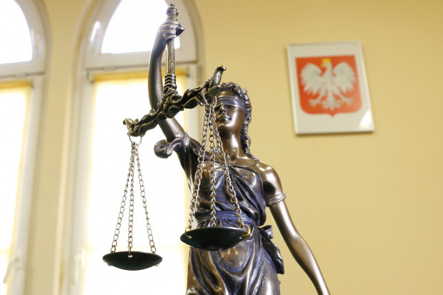 Prawo powinno być tak skonstruowane, aby można było pozwać władzę w przypadku jawnego podawania fałszywych informacji. Skoro jako podatnicy komuś płacimy za wykonywanie usług publicznych, mamy prawo oczekiwać, aby taka osoba przekazywała prawdziwe informacje - powiedział Adam Bodnar. (fot. Shutterstock)