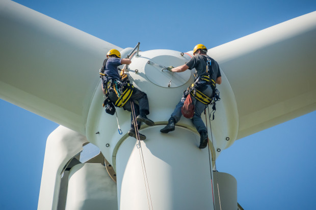 Energetyka wiatrowa ma być jednym z filarów transformacji energetycznej (fot. Shutterstock)