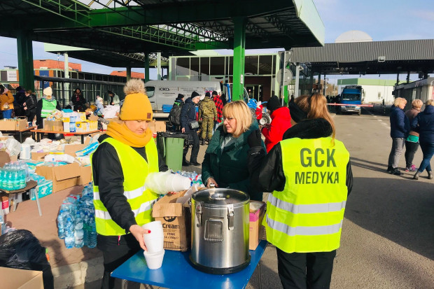 Pracownicy samorządowi z gminy Medyka pomagają uchodźcom na przejściu granicznym. Fot. GCK Medyka