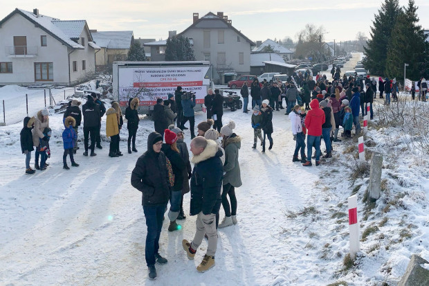 Już w styczniu część mieszkańców gminy Bralin protestowała przeciwko budowie kolei (fot. facebook.com/Mieszkańcy Gminy Bralin - Protest)