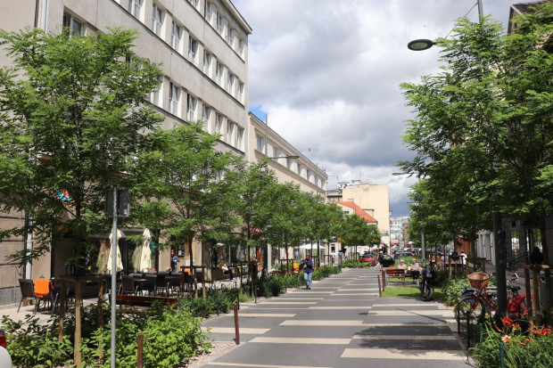 Krajowa Polityka Miejska 2030 postuluje zorientowanie przestrzeni miejskiej na czlowieka, wycofywanie ruchu samochodowego z centrów miast, priorytetu dla ruchu pieszego rowerowego, elektromobilności i transportu publicznego. (fot. magro_kr/Flickr)