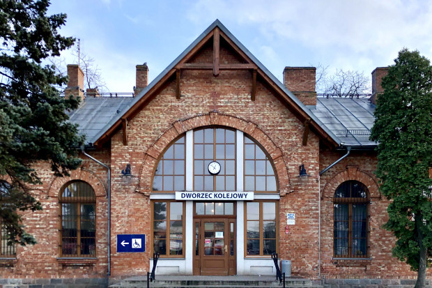 Dworzec PKP w Sochaczewie (fot. wikipedia.org/WScnin)