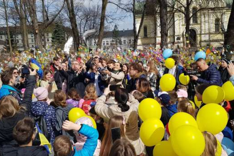 Wypuszczanie gołębi pokoju - jedna z proukraińskich akcji w Częstochowie. (fot. UM Częstochowa)