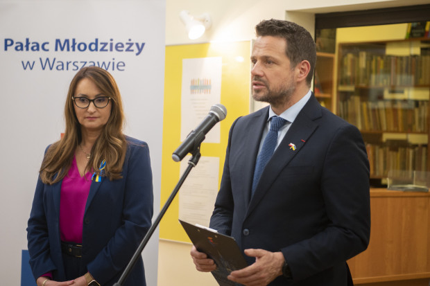 Rafał Trzaskowski, prezydent Warszawy, opowiada o nauce zdalnej organizowanej przez miasto dla dzieci-uchodźców. (fot. UM Warszawa)