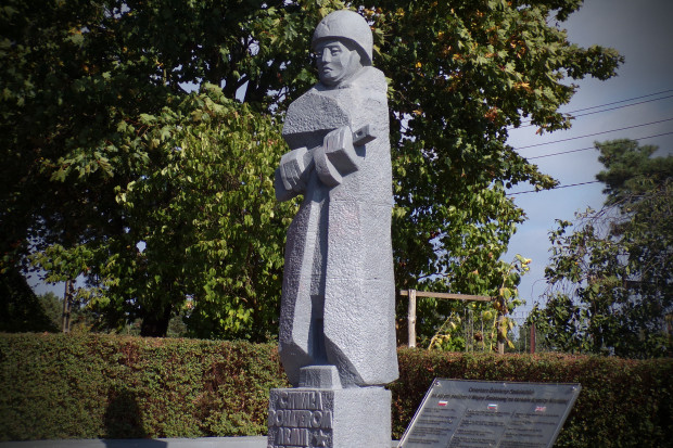 Pomnik żołnierzy radzieckich w Krynicy Morskiej (fot. Heh26, CC BY 3.0/ Wikipedia)