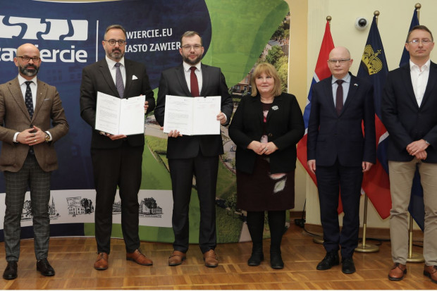 Podpisanie umowy Rozwój Lokalny - Zawiercie, na zdjęciu minister Grzegorz Puda i prezydent Łukasz Konarski oraz goście (fot. gov.pl)