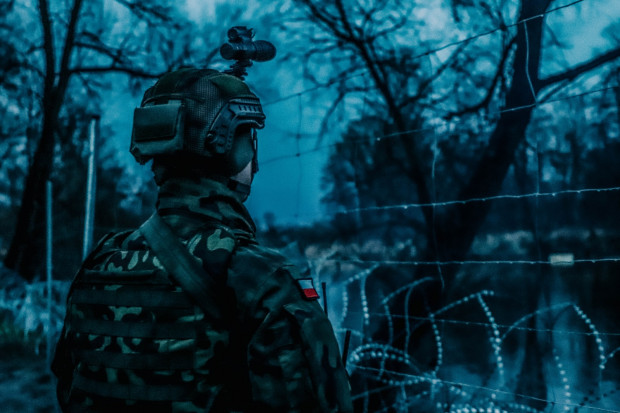 Stopniowo patrolowanie pasa granicznego z Białorusią wraz ze Strażą Graniczną mają przejąć żołnierze Wojsk Obrony Terytorialnej (fot. twitter.com/terytorialsi)