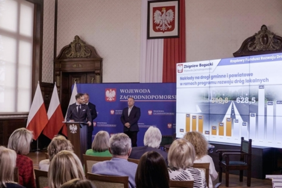Umowy podpisano z przedstawicielami władz pięciu powiatów i ośmiu gmin na 14 inwestycji (fot. gov.pl)
