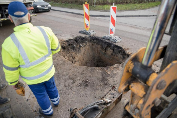 Przy ul. Traugutta w Gdańsku doszło do awarii sieci wodociągowej (fot. gdansk.pl/Dominik Paszliński)