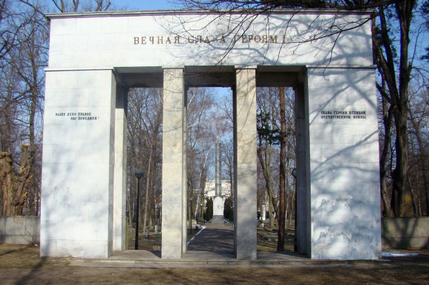 Cmentarz Żołnierzy Radzieckich w Kaliszu (fot. wikipedia.org/web.archive.org/Piotr Zdrowicki)