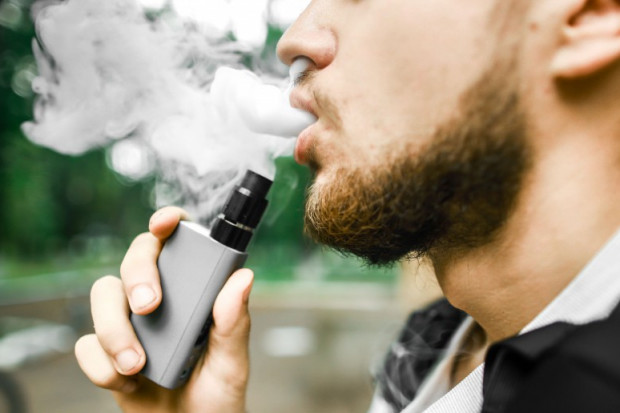 Według brytyjskiej instytucji zdrowia publicznego Public Health England (PHE) e-papierosy są o 95 proc. mniej szkodliwe niż tradycyjne (Fot. Shutterstock, Inc.)